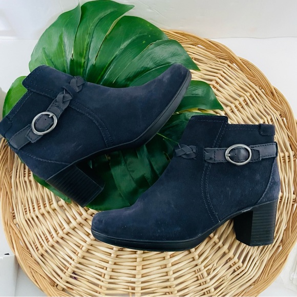 Clarks “Lesley” Navy Blue Suede Ankle Heel Zipper Boots Braid buckle Size 8 NWOT - Picture 1 of 16